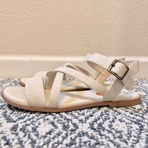✨NEW✨Tom’s White Flat Sandals! Womens - 9.5